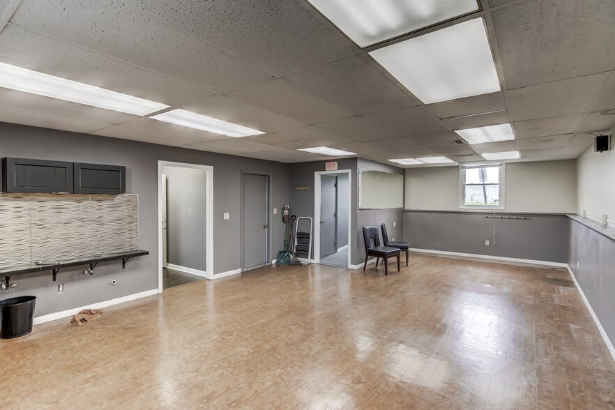 More Photos Of 3130 N Woodford St, Decatur General Retail For Sale