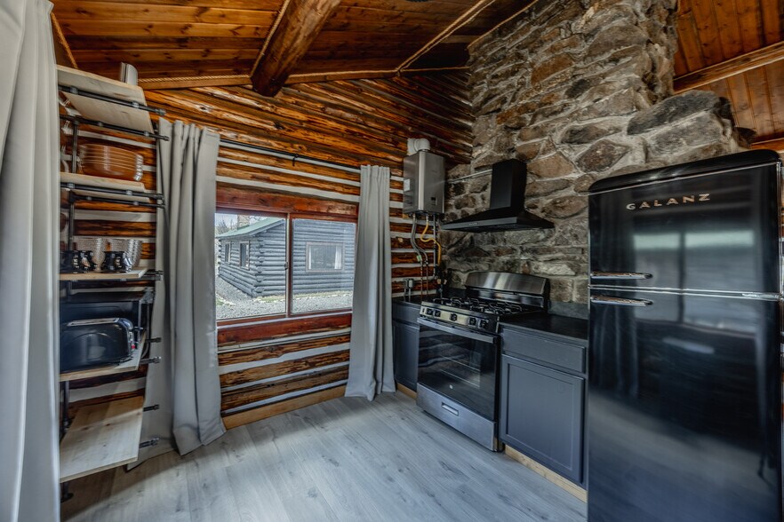 More Photos Of 631 N Silver St, Lake City Hotel For Sale