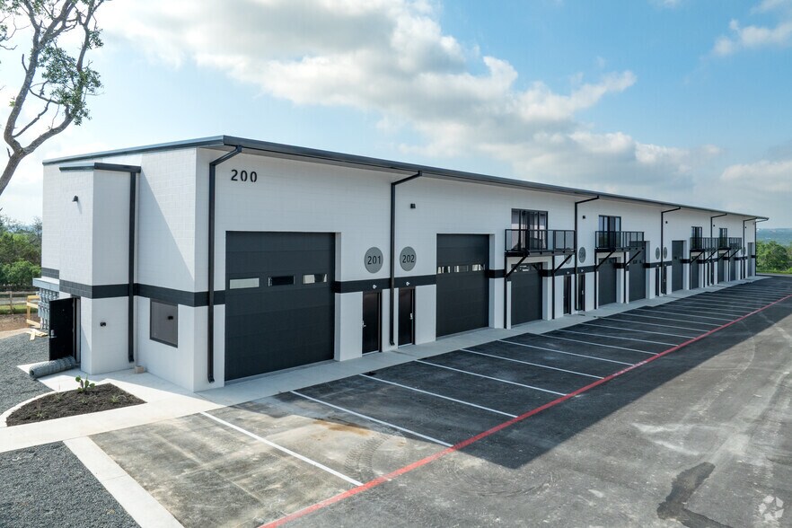 More Photos Of 15431 Fitzhugh Rd, Dripping Springs Showroom For Lease