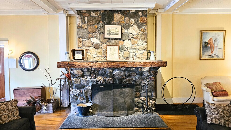 More Photos Of 40 Common St, Chester Hotel For Sale