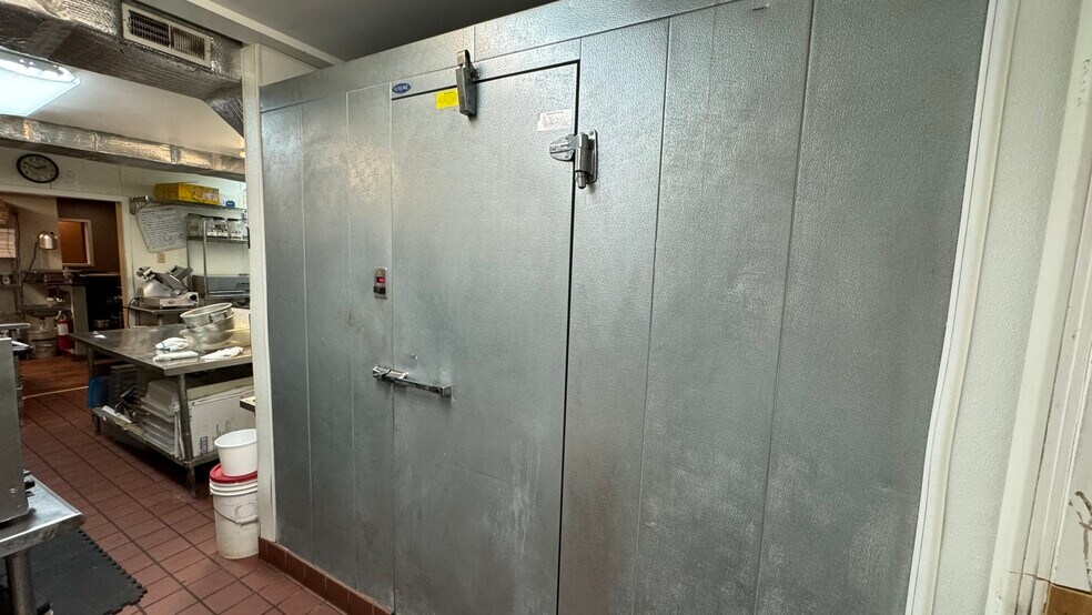 More Photos Of 550 S Main St, Nazareth General Retail For Sale