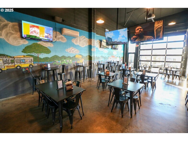 More Photos Of 790 N Bayshore Dr, Coos Bay Freestanding For Sale