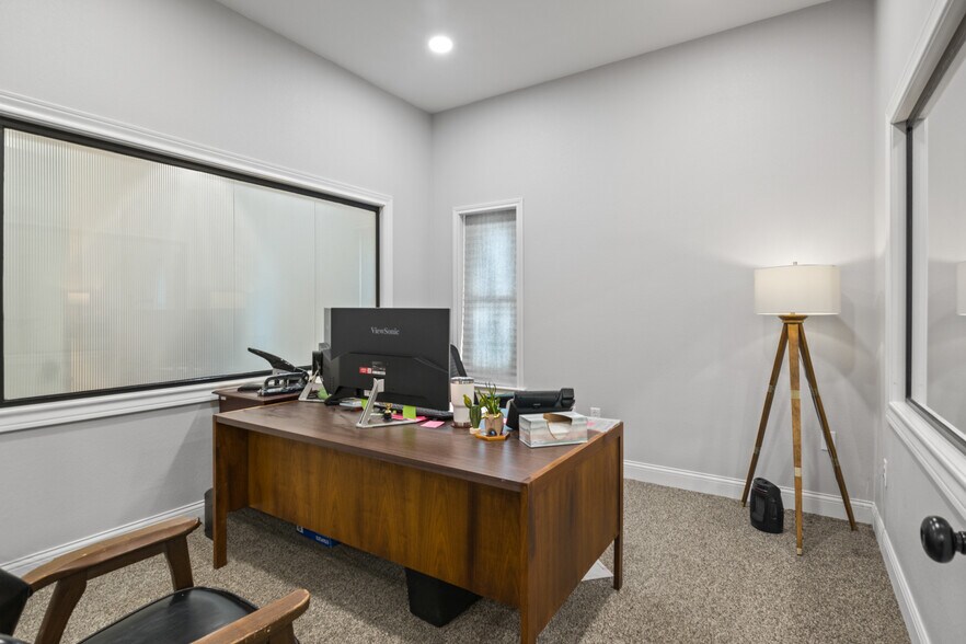 More Photos Of 107 E 11th St, Mount Pleasant Office For Sale