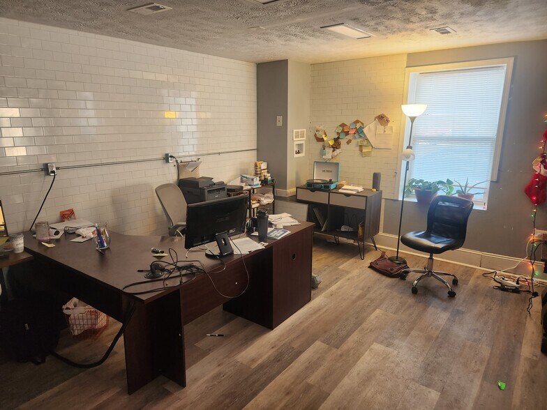 More Photos Of 20-40 E 8th St, Front Royal Flex For Sale