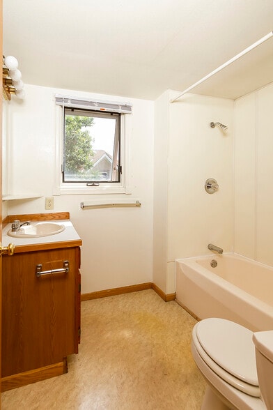 More Photos Of 1619 Hubbard Ave, Saint Paul Apartments For Sale