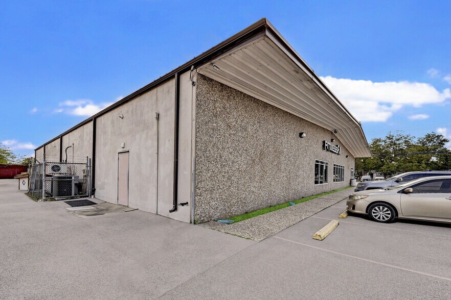 More Photos Of 7510 Lawndale St, Houston Warehouse For Sale