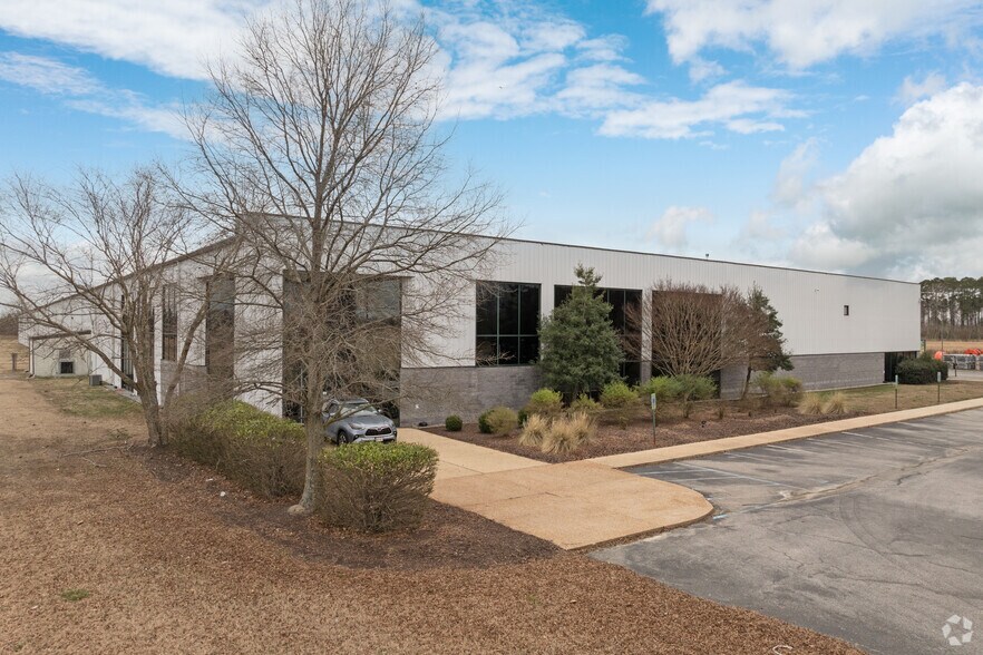 Primary Photo Of 221 Progress Pky, Franklin Warehouse For Lease
