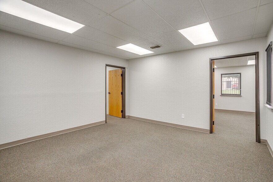 More Photos Of 2030 S Las Vegas Trl, White Settlement Office For Sale
