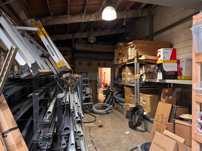 More Photos Of 7522-7524 SE 52nd Ave, Portland Light Distribution For Sale