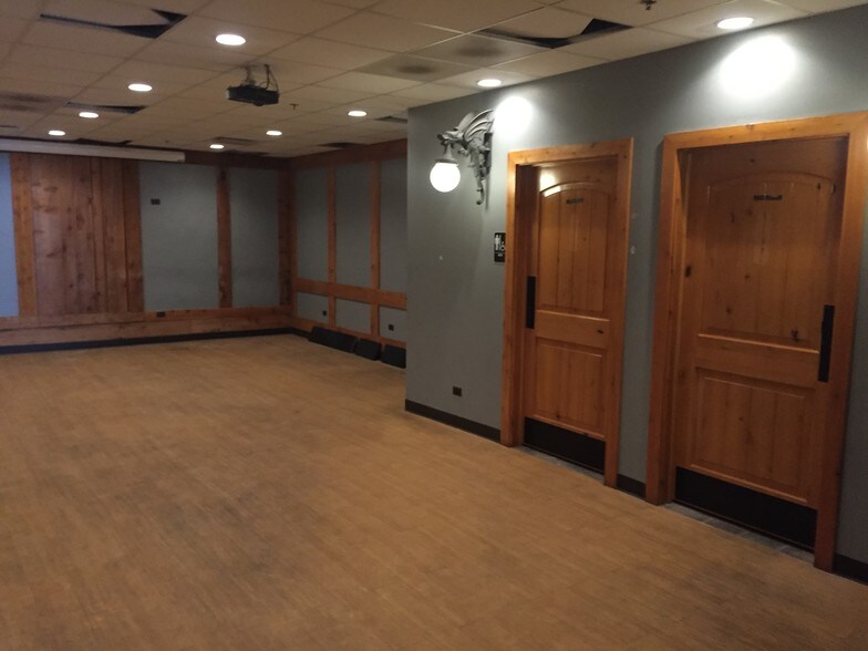 More Photos Of 8-22 W Busse Ave, Mount Prospect Restaurant For Lease