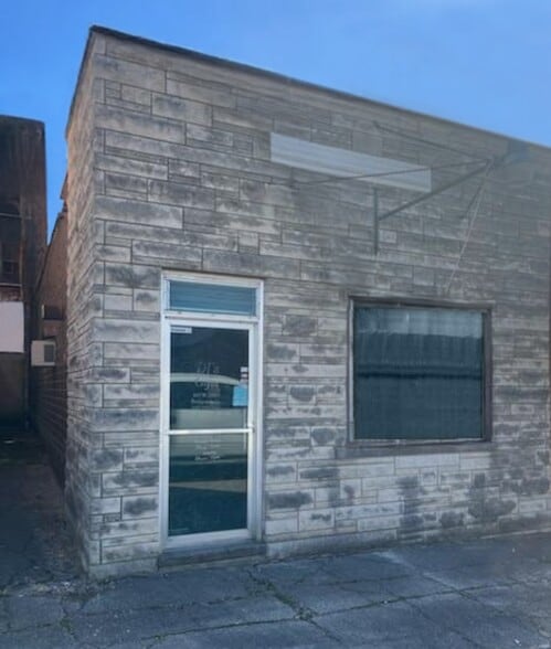 Primary Photo Of 105 W Olive St, Bridgeport Flex For Sale