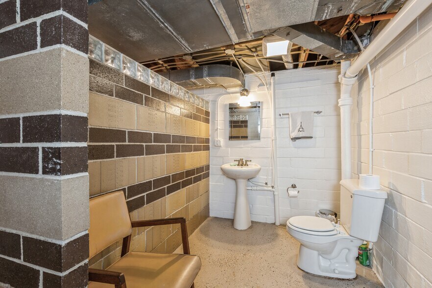 More Photos Of 324 1st St, Des Moines General Retail For Sale