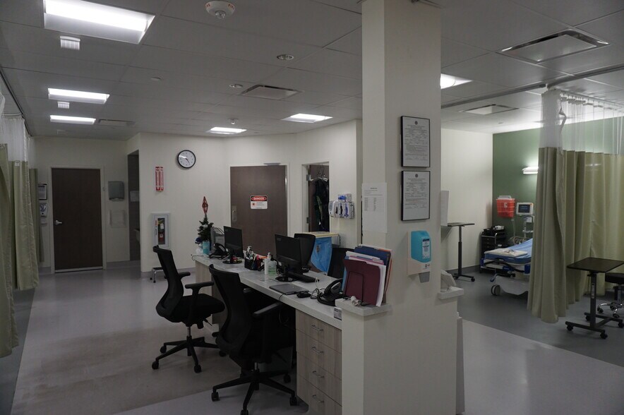 More Photos Of 7529 E Broadway Rd, Mesa Medical For Sale