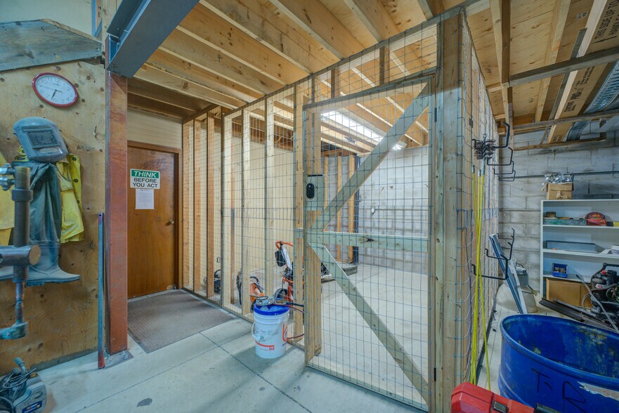 More Photos Of 114 Easton Rd, Brantford Industrial For Sale