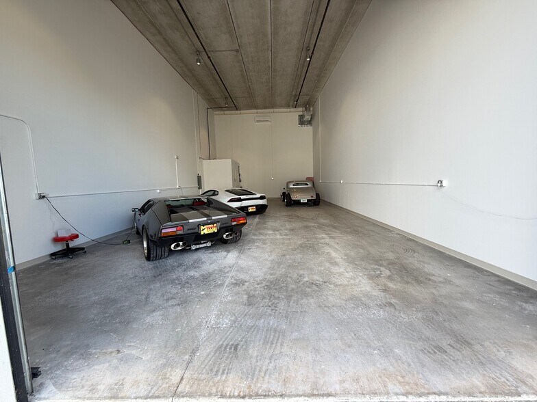 More Photos Of 5451 Communications Pky, Lakewood Ranch Showroom For Sale