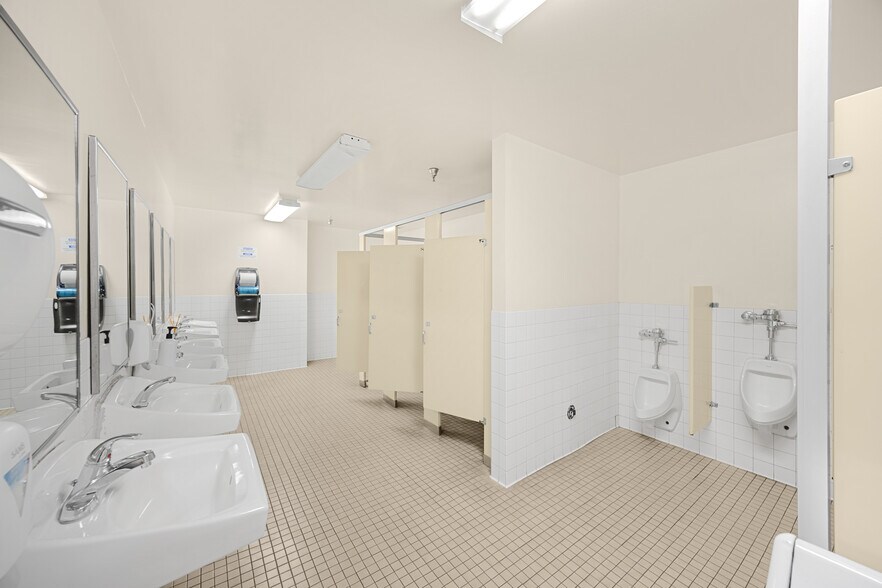 More Photos Of 525 Maple Ave, Torrance Distribution For Lease