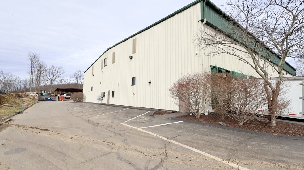 More Photos Of 96 Commerce Dr, Carmel Warehouse For Lease
