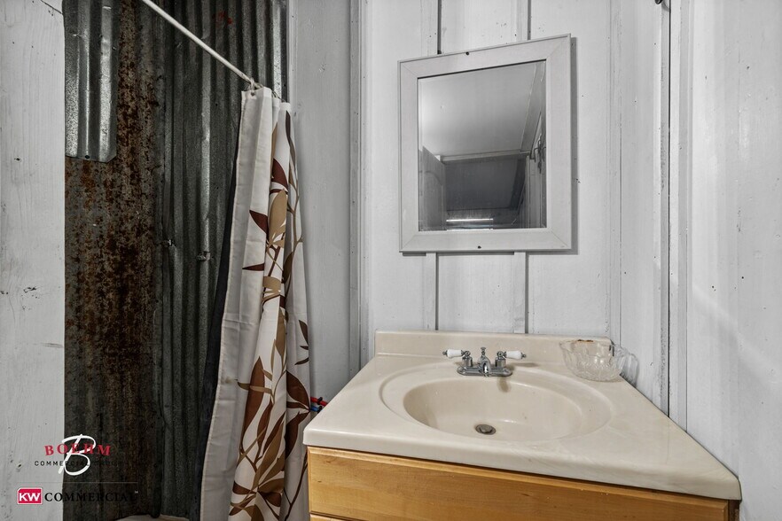 More Photos Of 23699-23737 W US Highway 290, Harper Storefront For Sale