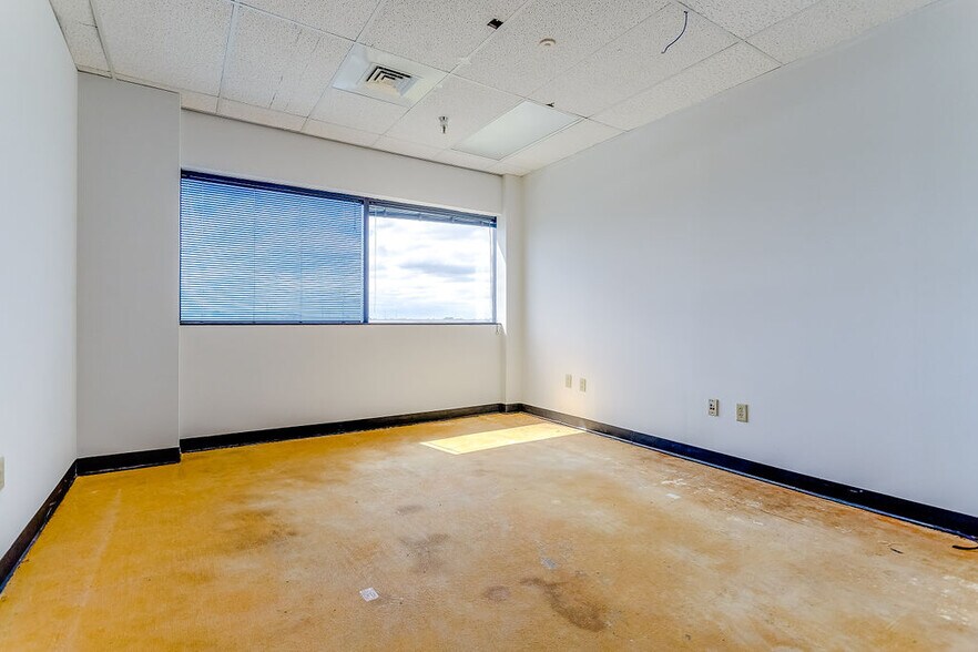 More Photos Of 2350 Valley View Ln, Dallas Loft Creative Space For Lease