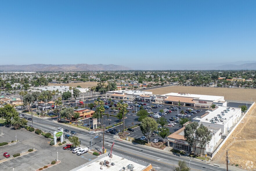 More Photos Of 210 E Stetson Ave, Hemet Supermarket For Lease