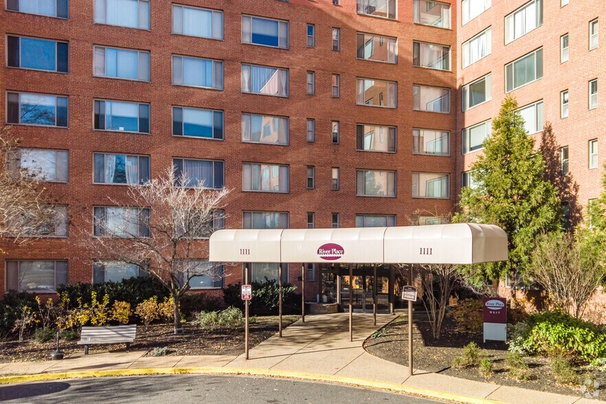 More Photos Of 1011-1121 Arlington Blvd, Arlington Apartments For Sale