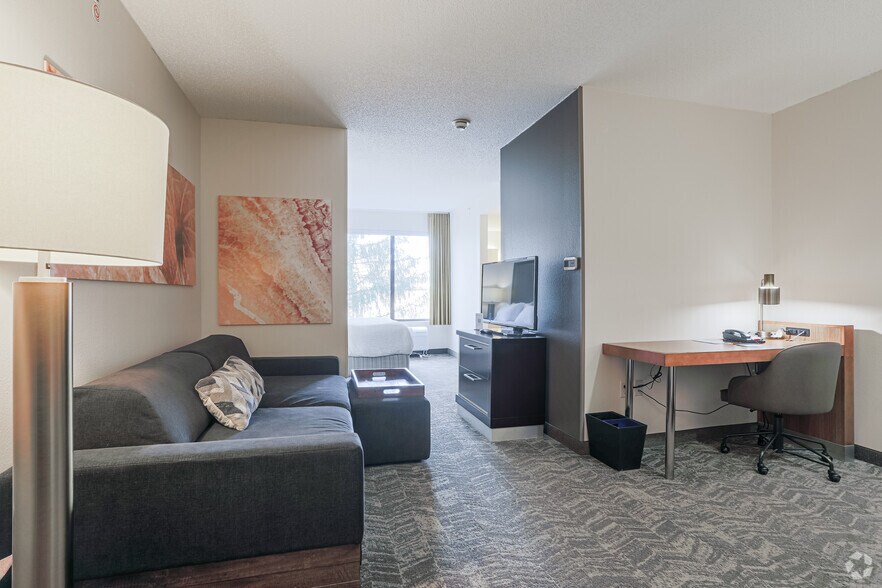 More Photos Of 450 Center Dr, Grand Rapids Hotel For Sale