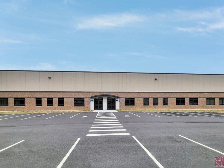 More Photos Of 111 Phoenix Crossing, Bloomfield Showroom For Lease