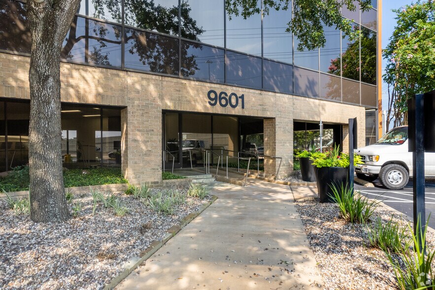 More Photos Of 9601 Katy Fwy, Houston Office For Lease