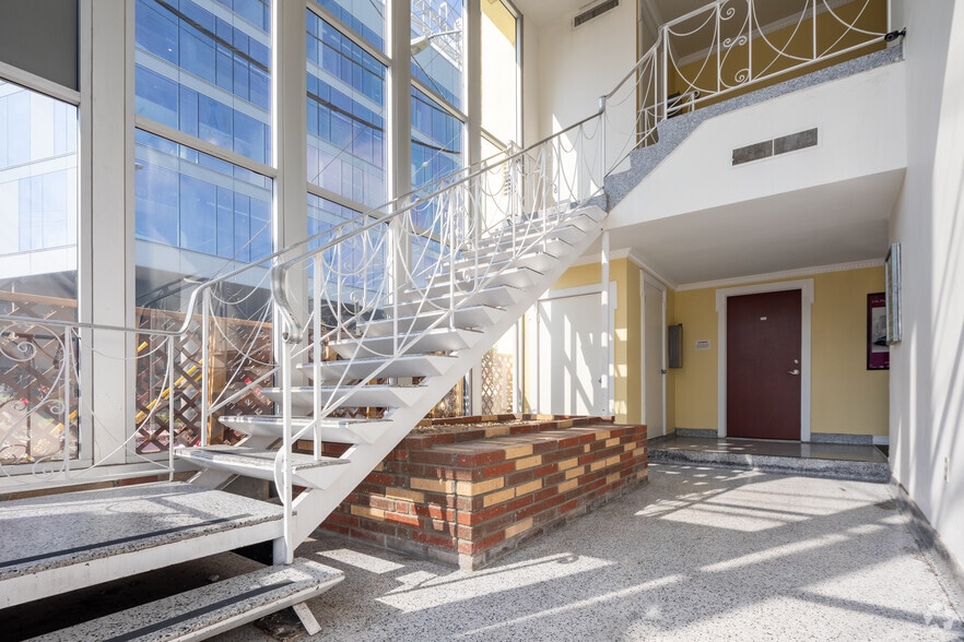 More Photos Of 1601 N Gower St, Los Angeles Office For Sale