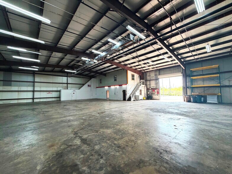 More Photos Of 2020 Ortiz Ave, Fort Myers Warehouse For Lease