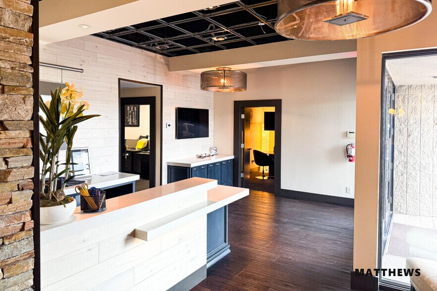 More Photos Of 8271 E Gelding Dr, Scottsdale Distribution For Lease