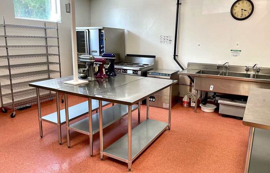 More Photos Of 431 Thames Ave, Winnipeg Office For Lease