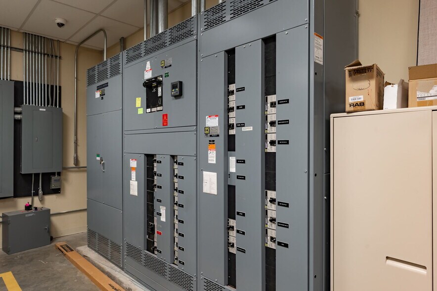 More Photos Of 1601 Ups Dr, Louisville Office For Sale