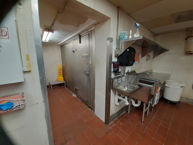 More Photos Of 5101 E Colonial Dr, Orlando Restaurant For Sale