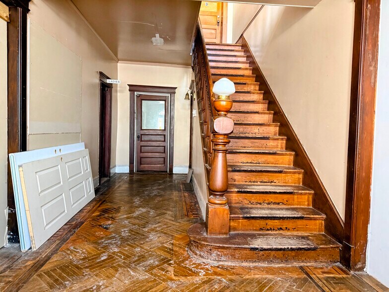 More Photos Of 6 Church St, Nassau Apartments For Sale