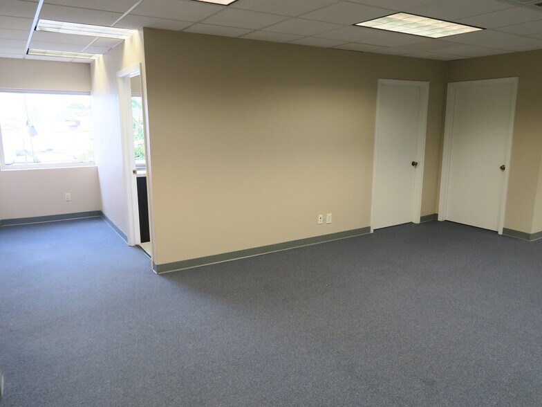 More Photos Of 5610-5613 Southwest Fwy, Houston Mixed Retail For Lease
