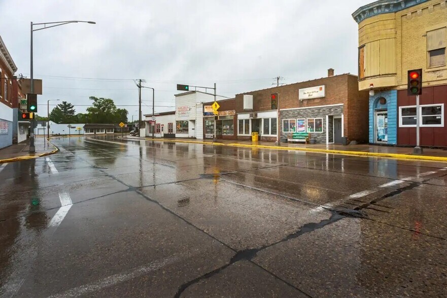 More Photos Of 125 W Bannerman Ave, Redgranite Bar For Sale