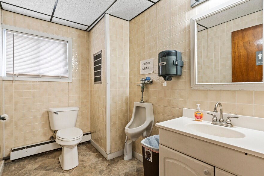 More Photos Of 680 Maine Ave, Farmingdale Storefront Retail Office For Lease