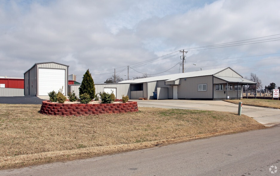 More Photos Of 1320 N Harrison St, Shawnee Light Manufacturing For Lease
