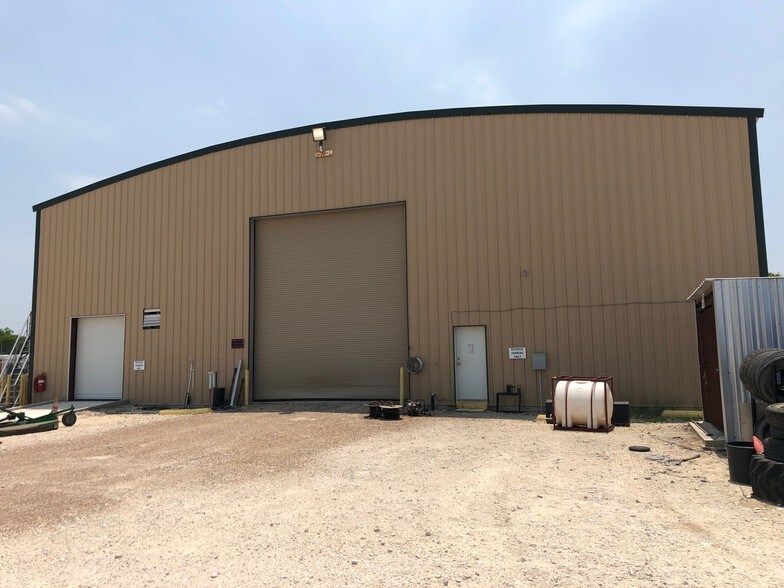 More Photos Of 8730 S Highway 181, Kenedy Warehouse For Lease
