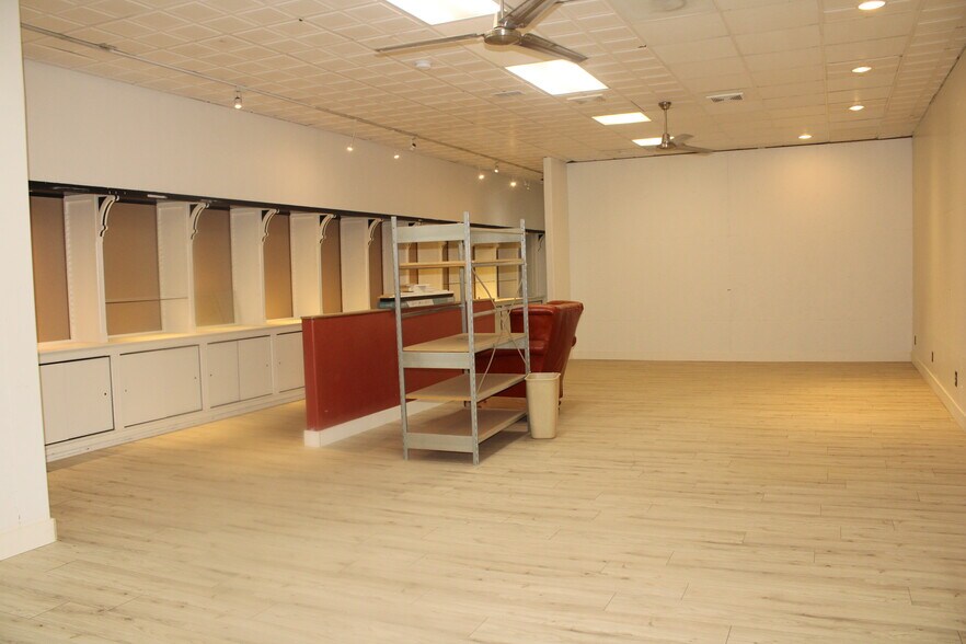 More Photos Of 927 Main St, Evanston General Retail For Lease