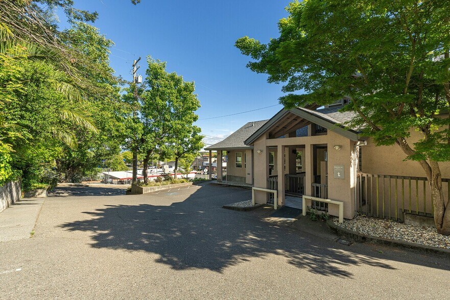 More Photos Of 7300 Healdsburg Ave, Sebastopol Office For Lease