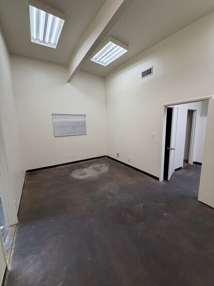 More Photos Of 421 W Palmer Ave, Glendale Warehouse For Lease