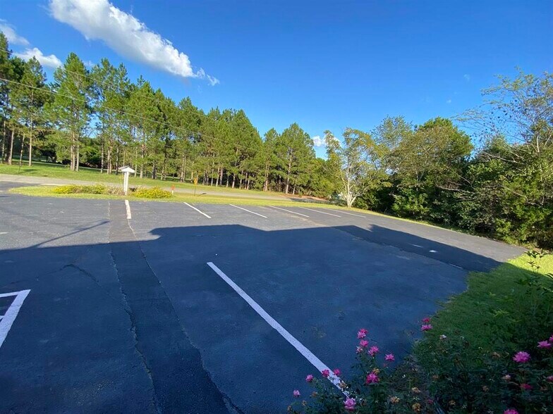 More Photos Of 131 Lakeview Church Rd, Cochran Freestanding For Lease