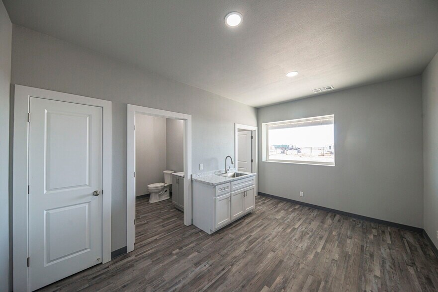 More Photos Of 14010 W Silver Fox Trl, Odessa Warehouse For Lease