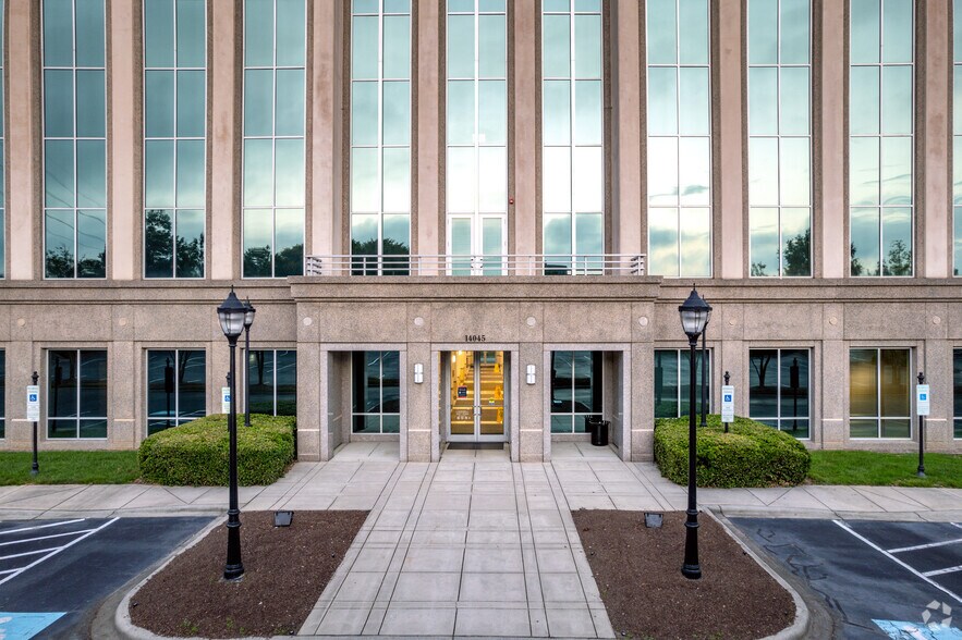 More Photos Of 14045 Ballantyne Corporate Pl, Charlotte Office For Lease