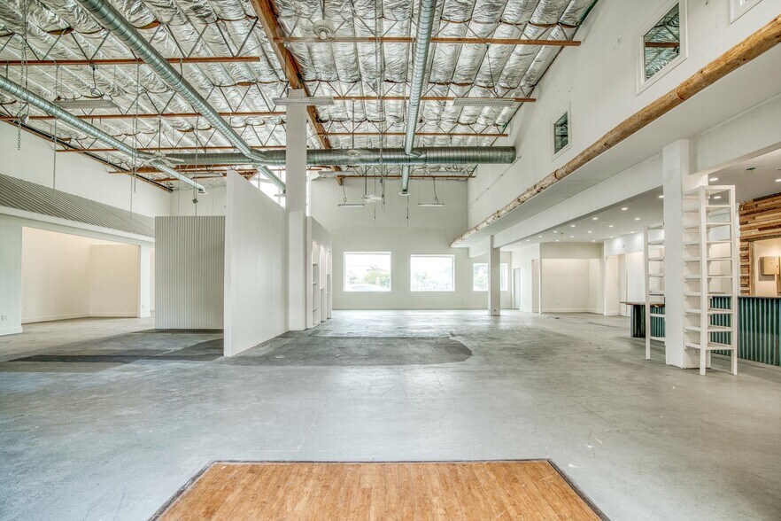 More Photos Of 1125 W Steele Ln, Santa Rosa Freestanding For Lease