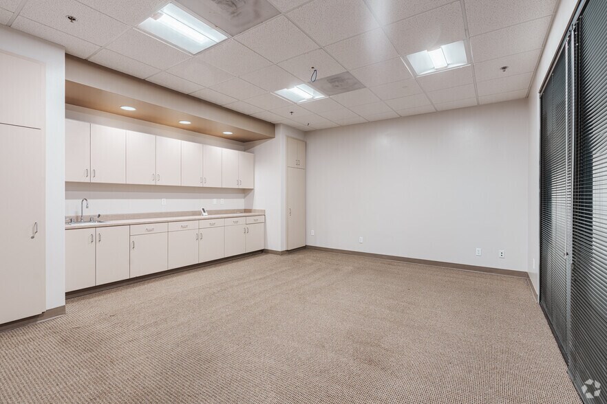 More Photos Of 200 New Stine Rd, Bakersfield Office For Lease