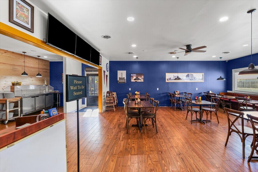 More Photos Of 125 S Market St, Paxton Specialty For Sale