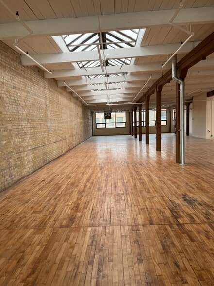 More Photos Of 1631-1639 W Carroll Ave, Chicago Light Distribution For Sale